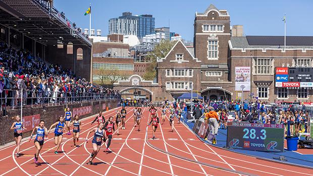 Løpere i full aksjon under Penn State Relays, et fremtredende collegeløp og friidrettsarrangement.